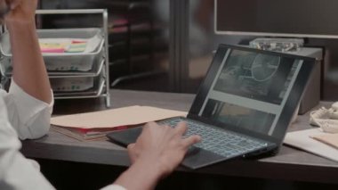 Polis, dizüstü bilgisayardaki suç dosyalarını inceliyor. Masasında dedektif kanıt haritasıyla oturuyor. Özel dedektif güvenlik kamerası görüntülerini inceleyerek şüpheliyi olay odasında yakalıyor..