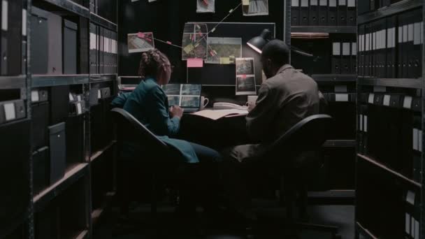 Dva Policisté Analyzují Záběry Kamer Pracují Spisech Pro Vyšetřování Archivu — Stock video