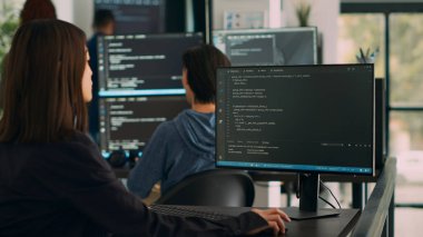Veritabanı programcısı Html betiğiyle uçbirim penceresine kaynak kod yazarak yazılım geliştirme arayüzü üzerinde çalışıyor. Veritabanı sunucusunda programlama dili kullanan kodlayıcı.