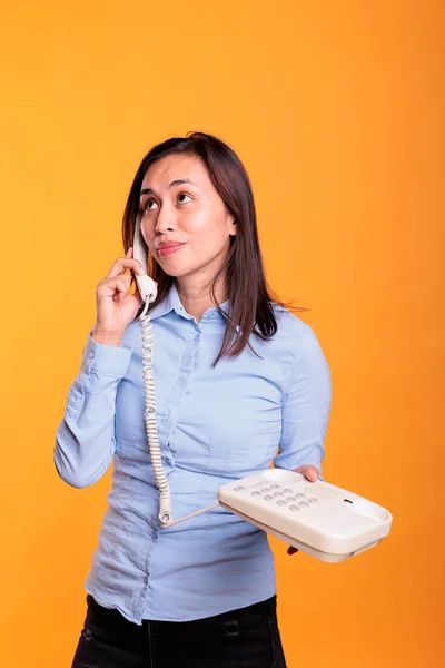 Mulher Asiática Atender Telefonema Fixo Estúdio Tendo Conversa Remota Com — Fotografia de Stock