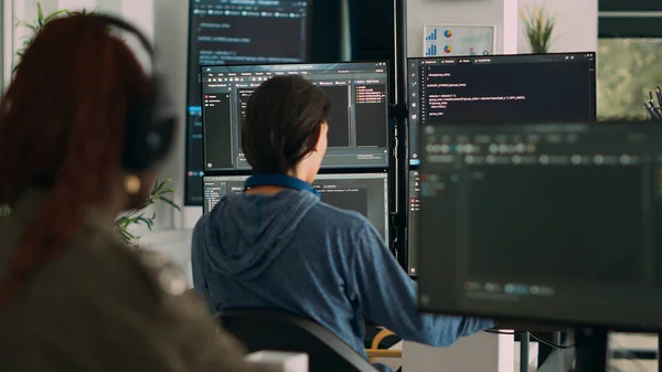Programador Banco Dados Escrevendo Código Janela Terminal Usando Vários Monitores — Fotografia de Stock