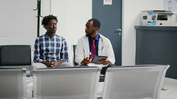 Young Medic Explaining Illness Diagnosis Patient Facility Reception Lobby Using — Stock Photo, Image