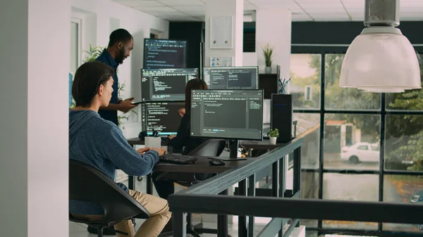 Desenvolvedor Software Masculino Digitando Código Aplicativo Aprendizado Máquina Computador Sentado — Fotografia de Stock