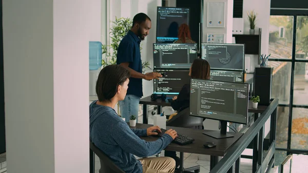 Programador Banco Dados Escrevendo Código Computador Escritório Empresa Software Exibindo — Fotografia de Stock