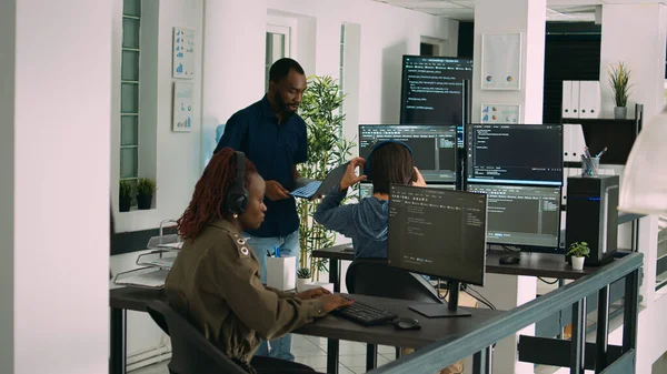 Afrika Kökenli Amerikalı Yazılım Mühendisi Bilgisayar Ekranında Çalışıyor Ofisinde Daktilo — Stok fotoğraf