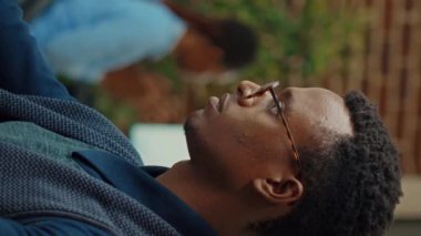 Dikey video: Ofiste dizüstü bilgisayar kullanarak kalkınma planı için iş çözümü bulmaya çalışan yeni bir çalışan. Şirket ortaklığı için yıllık veri raporları ve analizleriyle çalışan erkek çalışanlar.