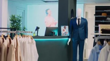 Perakende mağazası butiğindeki modern kıyafetlerin birden fazla koleksiyonu, alışveriş merkezinde gündelik ve resmi kıyafetler. Askıda şık markalar, küçük işletmeler olan boş giyim mağazası..
