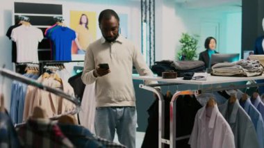 Genç müşteri internet sitesindeki uygulamaları analiz edip kıyafet buluyor, mağazadan yeni moda koleksiyonu alıyor. Cep telefonlu müşteri resmi giyim ürünlerini kontrol ediyor, küçük işletmeler..