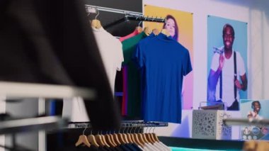 Alışveriş merkezinin büyük galerisinde çeşitli giyim markalarından ürünler, şık ve günlük kıyafetlerle perakende satış mağazası var. Moda eğilimlerle dolu boş bir alışveriş merkezi..