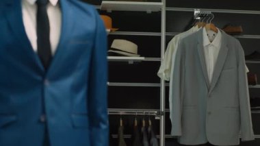 Alışveriş merkezindeki moda galerisi, modern moda kıyafetleri olan birden fazla marka, yeni koleksiyon. Raflardaki şık elbiseler ve pantolonlar, indirimler ve ticari faaliyetler.