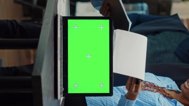 Video Verticale Team Dipendenti Che Analizza Carte Utilizzando Greensceen Laptop — Video Stock