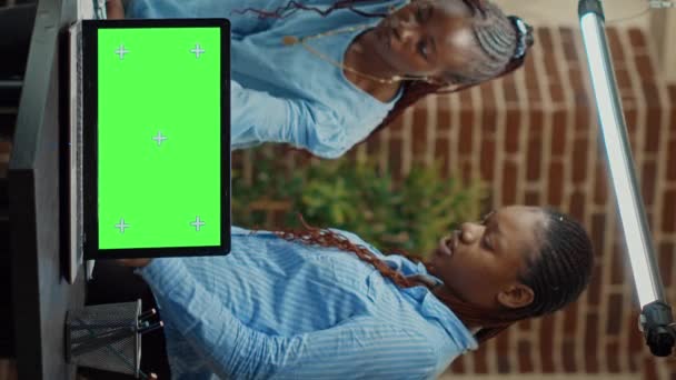 Pionowe Wideo Pracownicy Posiadający Laptop Zielonym Ekranem Korzystający Pustego Wyświetlacza — Wideo stockowe