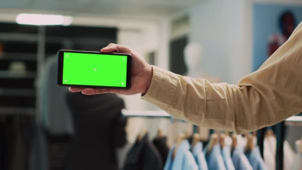 Empregado Masculino Segurando Greenscreen Telefone Móvel Usando Display Chave Chroma — Vídeo de Stock