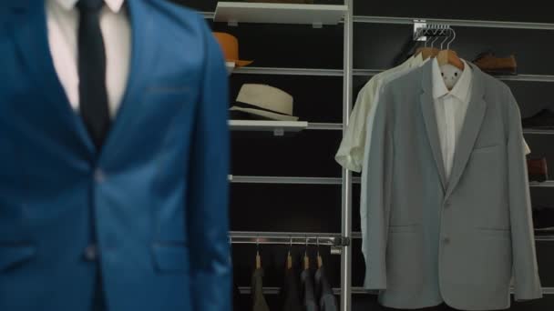 Ένδυση Showroom Μόδας Στο Εμπορικό Κέντρο Πολλαπλές Μάρκες Μοντέρνα Ρούχα — Αρχείο Βίντεο