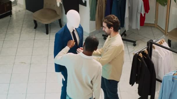 Perakende Mağazasında Şık Kıyafetlere Bakan Bir Grup Müşteri Giyim Mağazasında — Stok video