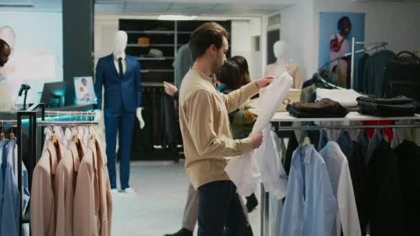 Mağazadan Günlük Kıyafet Alan Genç Bir Adam Modern Kıyafetlerle Dolu — Stok video