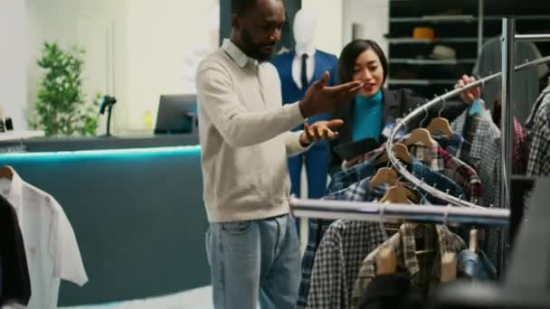 Modayı Takip Eden Giysi Kumaşlarını Kontrol Eden Genç Bir Müşteri — Stok video