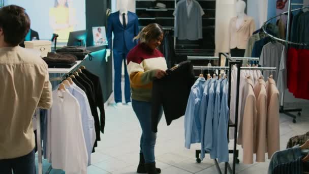 Diverse Vrouwen Praten Modemerken Detailhandel Klant Winkelassistent Zoek Naar Moderne — Stockvideo