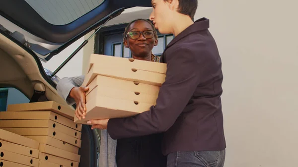 Kadın Taşıyıcı Pizza Kutularını Bagajdan Çıkarıp Büyük Pizza Siparişleri Veriyor — Stok fotoğraf