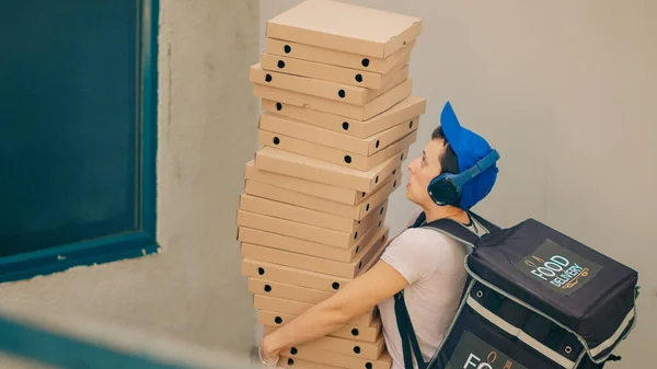 Beceriksiz Yemek Kuryesi Pizza Kutularını Yakalamaya Çalışıyor Fast Food Siparişini — Stok fotoğraf