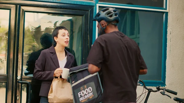 Restoran Taşıyıcısı Müşteriye Fast Food Siparişi Veriyor Kadın Yiyecekleri Çok — Stok fotoğraf