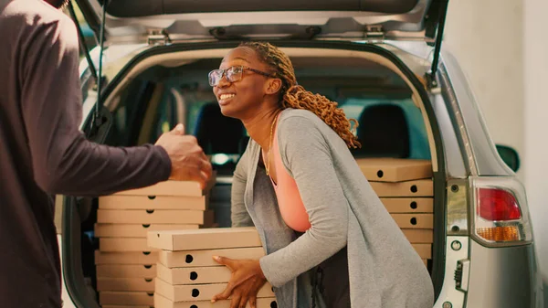 Vrouwelijke Koerier Leveren Pizza Dozen Stapel Uit Auto Kofferbak Het — Stockfoto