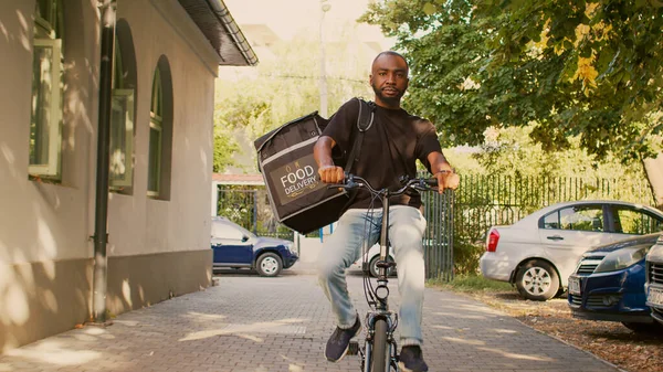 Müşterilere Fast Food Paketi Vermek Için Termal Sırt Çantalı Erkek — Stok fotoğraf