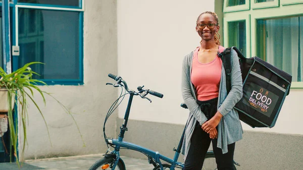 Bisikletli Bir Taşıyıcı Olarak Çalışan Genç Bir Kadın Sırt Çantasıyla — Stok fotoğraf