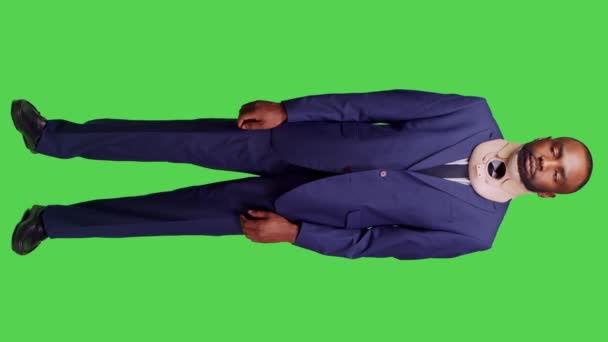 Vertikales Video Frontansicht Eines Verletzten Geschäftsmannes Anzug Und Halswirbelkragen Der — Stockvideo