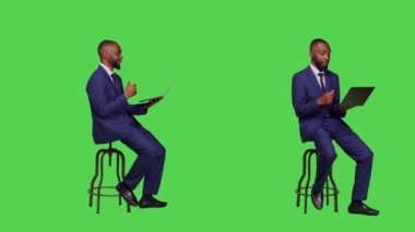 Kameradaki video konferans toplantısına katılan yeni yetme bir işçi uzaktan görüntülü konferans sohbetinde insanlarla konuşmak için dizüstü bilgisayar kullanıyor. Çevrimiçi telekonferans çağrısı yapan profesyonel kişi.