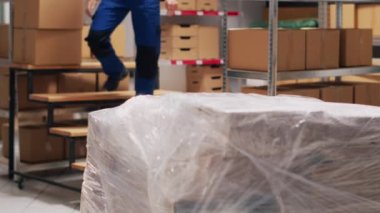 İki kadın depoda stok lojistik ve envanter üzerinde çalışmak için ürün listesini analiz ediyor, depoda sevkiyat yapmayı planlıyor. Depoda ve teslimat servisinde çalışan kadın çalışanlar..