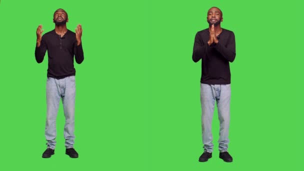 Férfi Felnőtt Hittel Imádkozik Istenhez Kamera Előtt Fogja Kezét Egy — Stock videók
