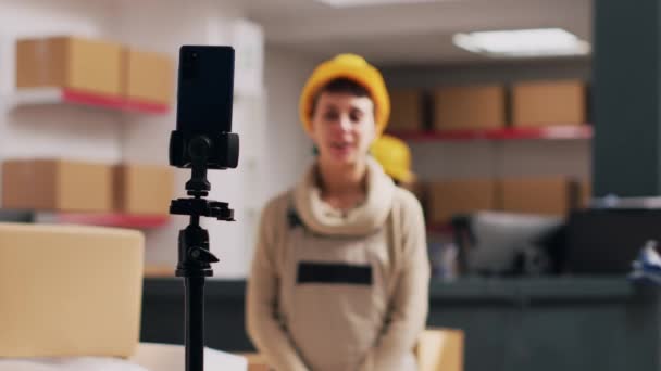 Женщина Работница Снимает Видеорекламу Кладовке Рекламные Депо Приложении Смартфонов Молодая — стоковое видео