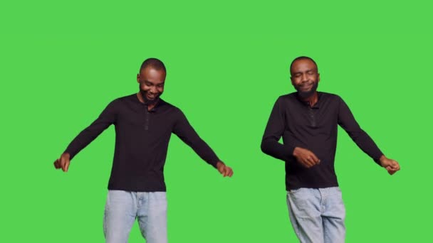 Relajado Hombre Juguetón Haciendo Movimientos Baile Cámara Tonteando Actuando Tonto — Vídeo de stock