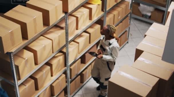 Různorodý Tým Lidí Kteří Pracují Skladě Nákladu Plánování Logistiky Zboží — Stock video