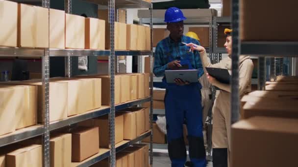 Multietnický Tým Zaměstnanců Kteří Pracují Zbožím Kontrolují Skladové Zásoby Notebooku — Stock video