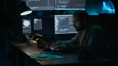 Web geliştiricisi gece geç saatlerde esniyor ve yorgun hissediyor, yapay zekayla bulut hesaplaması üzerinde çalışıyor. Kodlayıcı uykuya dalıyor ve işte yoruluyor, programlama kodu.