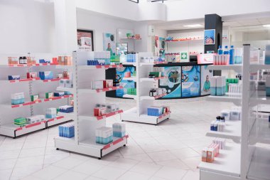 Eczane, müşteriler tarafından sağlık vitaminleri ve takviyeleri almak için kullanılan raflarda ilaç ürünleri ve tedavilerle dolu. İlaç destek servisi ve konsept