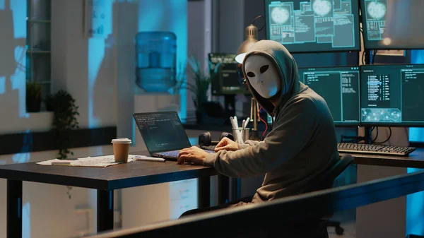 Cyberoszust Anonimową Maską Łamiącą System Bezpieczeństwa Instalujący Wirusa Tworzenia Złośliwego — Zdjęcie stockowe