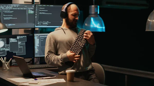 Προγραμματιστής Είναι Ευτυχισμένος Και Παίζει Κιθάρα Αέρα Όργανο Του Πληκτρολογίου — Φωτογραφία Αρχείου