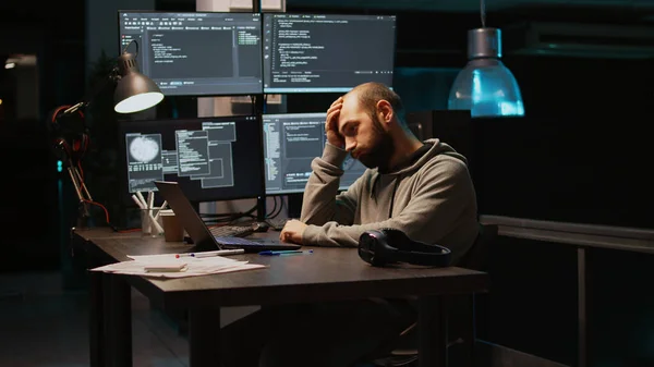 Νεαρός Άνδρας Αισθάνεται Κουρασμένος Και Εργάζεται Στον Κώδικα Προγραμματισμού Πληκτρολογώντας — Φωτογραφία Αρχείου