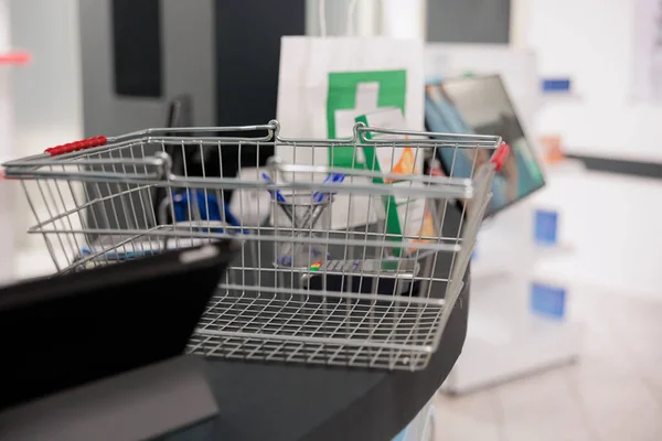 Alışveriş Sepeti Ilaç Kutularıyla Dolu Boş Eczane Masası Müşterilerin Gelip — Stok fotoğraf