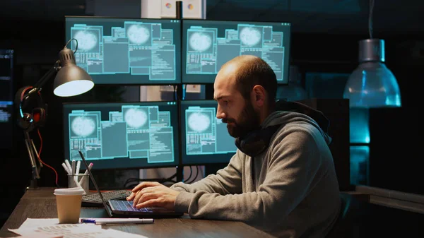 Stressato Coder Hacking Sistema Sicurezza Sul Computer Utilizzando Malware Rubare — Foto Stock