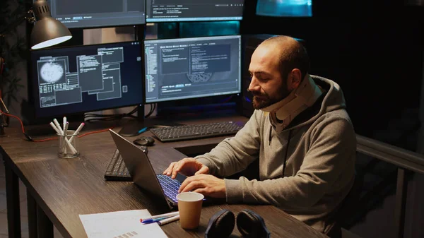 Νέος Προγραμματιστής Πληροφορικής Φορώντας Αυχενικό Κολάρο Στο Γραφείο Πληκτρολογώντας Κώδικα — Φωτογραφία Αρχείου