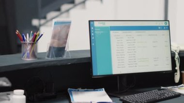 Bilgisayarında randevu formları olan boş bir tezgah, klinikteki sağlık merkezi resepsiyon masası. Dosya ve ekran için kayıt listesi, bekleme odasında klinik muayene.