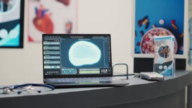 Laptop, tıbbi teşhis merkezinde, bekleme alanında nöral sistemin masada olduğunu gösteriyor. Nörobilim, röntgen ve insan beyin analizi ve hastalık gösteren boş bir sağlık merkezi..