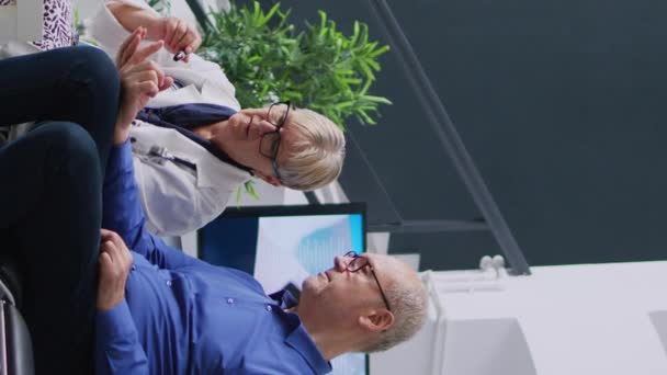 Vertikal Video Senior Medic Gör Diabetesundersökning Med Glukometer För Att — Stockvideo
