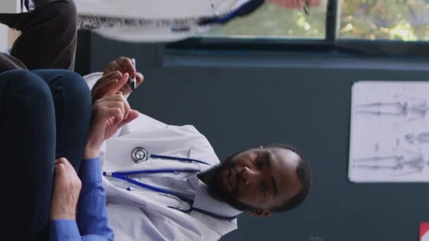 Вертикальне Відео Афроамериканський Медик Який Вимірює Рівень Цукру Кров Аналізу — стокове відео