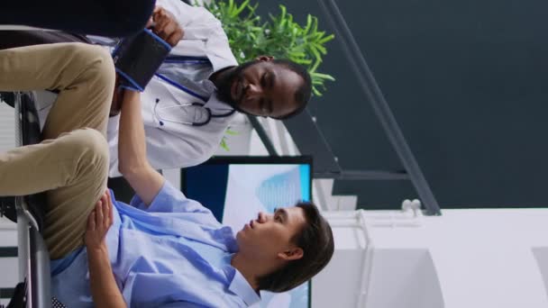 Vídeo Vertical Doctor Usando Tonómetro Médico Para Medir Hipertensión Paciente — Vídeos de Stock