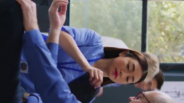 Vertikales Video Krankenschwester Bei Der Hypertonieuntersuchung Mit Medizinischem Tonometer Wartebereich — Stockvideo
